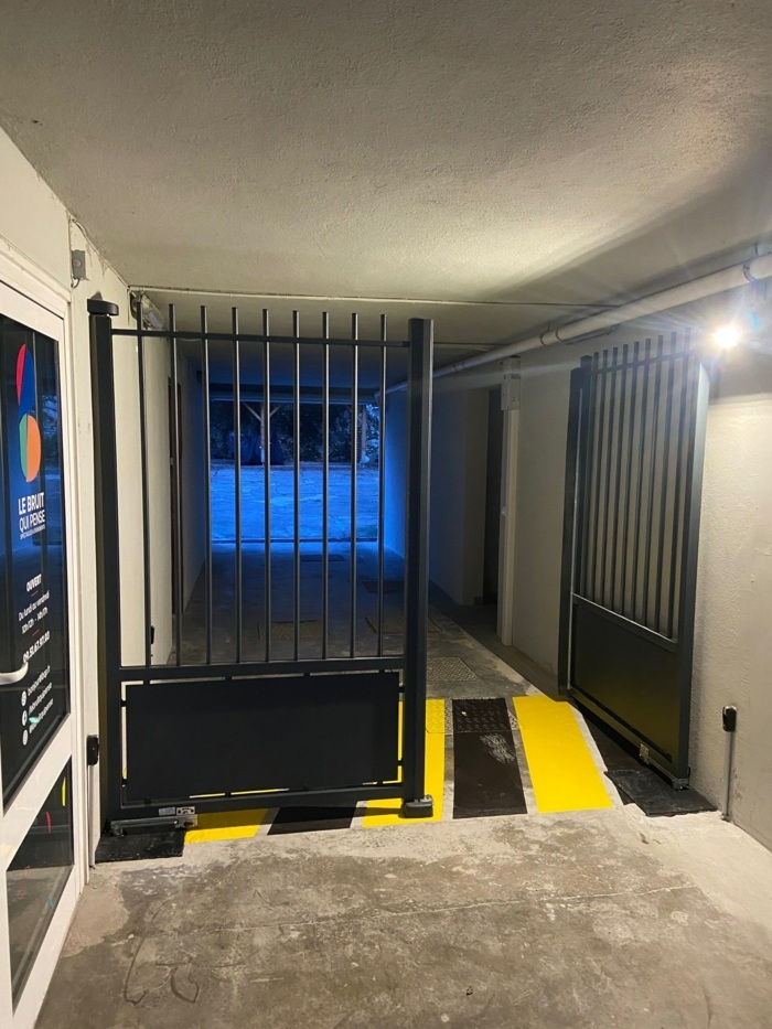 Portail battant avec des moteurs encastré dans le sol BFT par Techno Logis 25